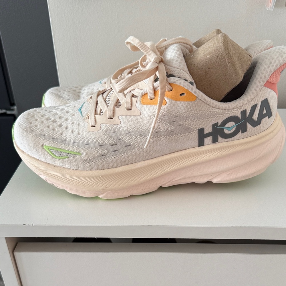 Hoka Clifton 9 Sneakers - vanilla and astral. Size 8